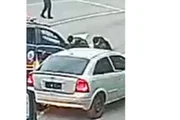 Dizem que ele supostamente teria tentado pegar uma arma, da qual nenhum tiro foi dado Dizem que ele supostamente teria tentado pegar uma arma, da qual nenhum tiro foi dado