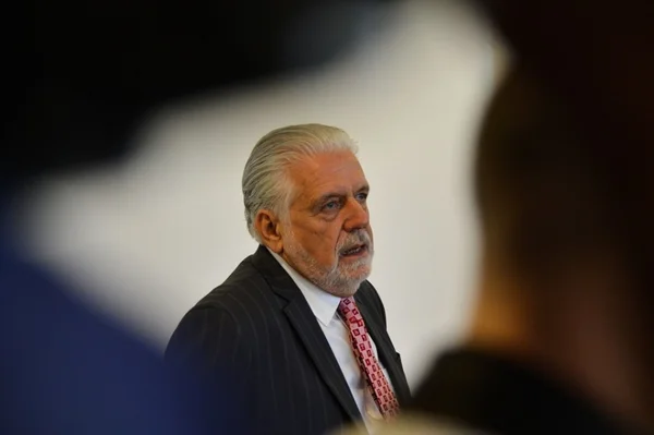 Mensagens sugerem ação de Wagner por empreiteira em fundos