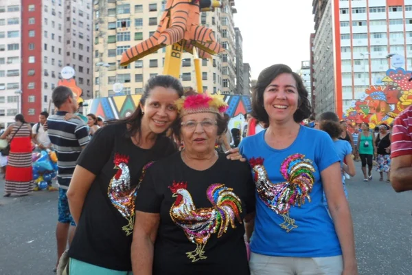 Foto colorida da família de Selma curtindo o Carnaval do Recife - Metrópoles