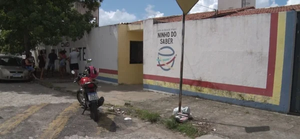 Imagem colorida da entrada da escola Crei Calula Leite agressões a crianças - Metrópoles