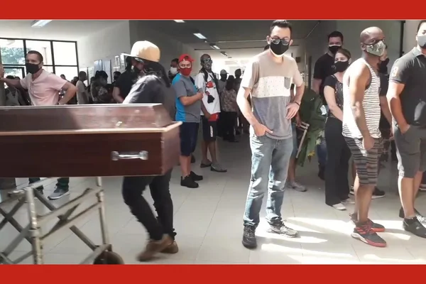 Famílias se aglomeram ao sepultar vítimas de Covid-19 em São Paulo