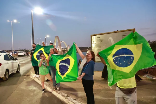 imagem colorida de apoiadores de bolsonaro durante buzinaço em brasília