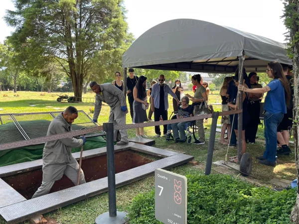 foto colorida do enterro de PC Siqueira no Cemitério Primaveras 1, em Guarulhos - Metrópoles