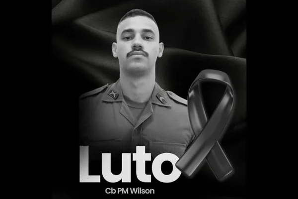 Imagem em preto e branco de um cabo da PM morto envolvido em um acidente durante perseguição - Metrópoles