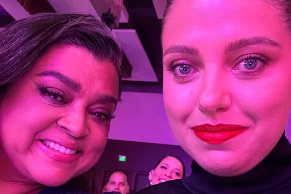 Preta Gil e Malu Barbosa posam durante evento - Metrópoles