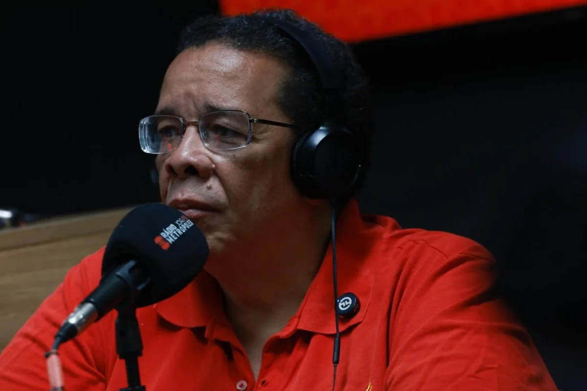 O candidato ao Governo do Distrito Federal, Professor Robson (PSTU), participa de sabatina na Rádio Metrópoles, em Brasília, nesta quarta-feira (19). O candidato ao Governo do Distrito Federal, Professor Robson (PSTU), participa de sabatina na Rádio Metrópoles, em Brasília, nesta quarta-feira (19).