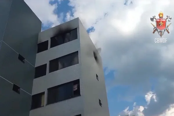 Bombeiros apagam chamas de prédio no Cruzeiro Novo Segunda-feira (13/11)
