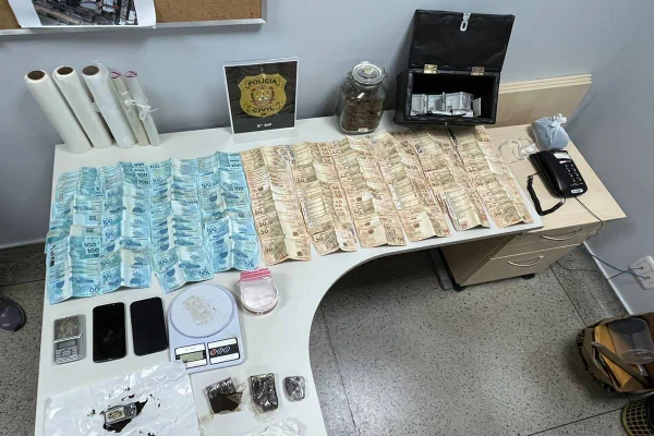 A Polícia Civil do Distrito Federal (PCDF), por meio da 5ª Delegacia de Polícia (Setor de Grandes Áreas Norte) prendeu, nessa terça-feira (9/7), um traficante que comercializava drogas nas regiões da Asa Norte e Samambaia. Durante a Operação Freeze foi encontrado um baú com uma grande quantidade de skunk e R$ 100 mil em espécie.