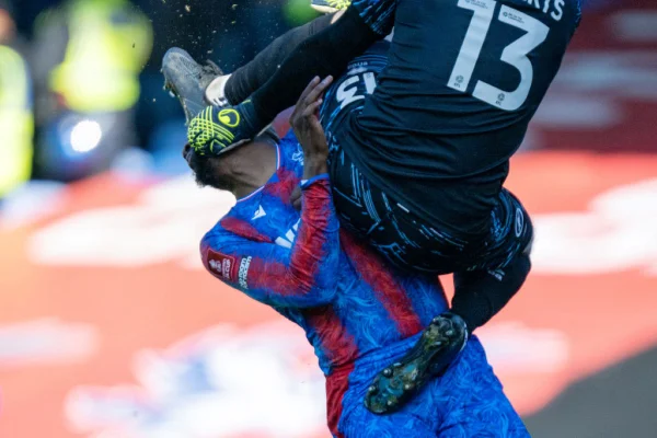 Imagem colorida de lance que tirou atacante do jogo entre Crystal Palace e Milwall- Metrópoles
