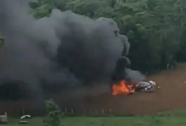 Imagem colorida de nuvem de fumaça e chamas após avião de pequeno porte cair no interior da Bahia - Metrópoles