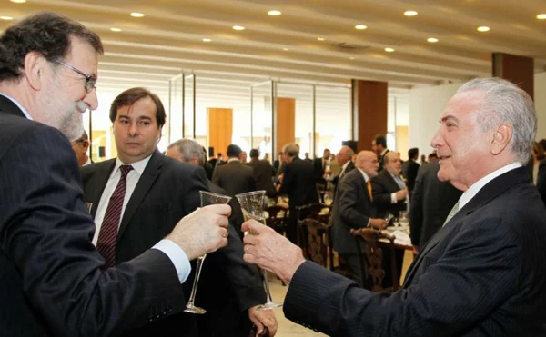 Alcoólicos anônimos: Presidência paga bebida no cartão corporativo e oculta gasto