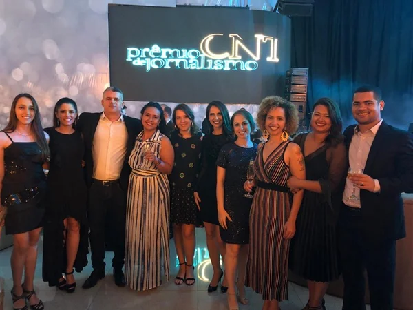 Metrópoles recebe troféu do 25° Prêmio CNT de Jornalismo