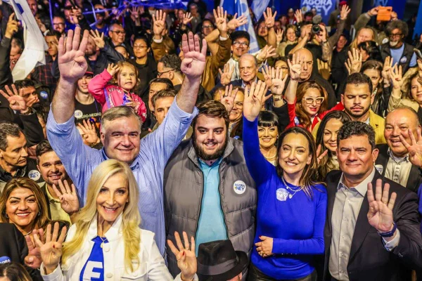 Foto colorida de convenção partidária do União Brasil em Curitiba para oficializar pré-candidatura de Rosangela Moro - Metrópoles