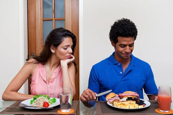 Uma jovem triste de dieta - Metrópoles