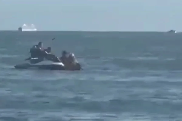 Imagem colorida mostra assalto com jet-ski. Metrópoles