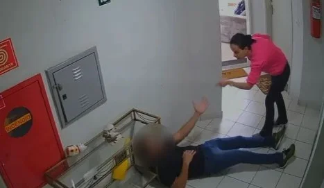 homem caído no chão e mulher brigando com ele