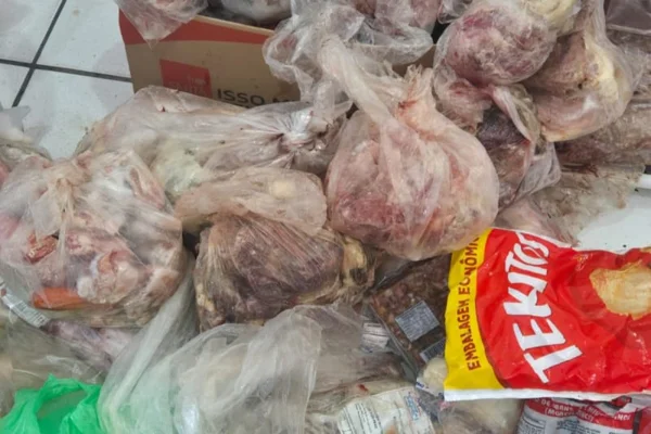 Fiscais recolhem 300 kg de carne estragada e vencida em mercadinho