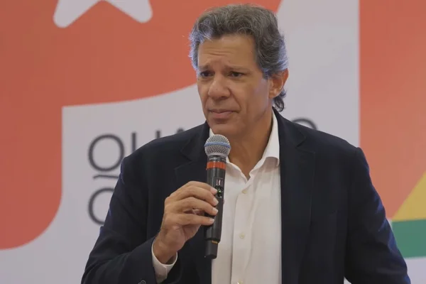 Imagem colorida do ministro da Fazenda, Fernando Haddad