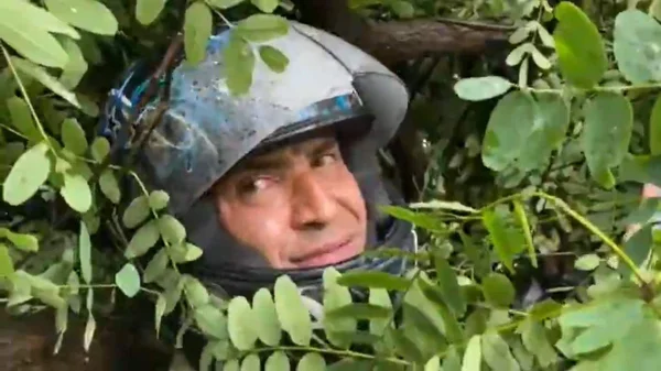 Vídeo: chuvas em São Paulo deixam motoboy preso sob árvore caída