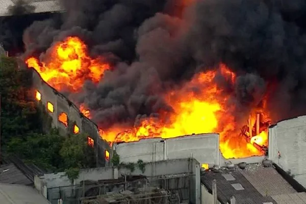 Incêndio atinge galpão em São Paulo