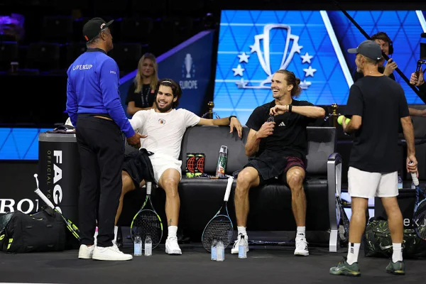 Carlos Alcaraz elogia Zverev: “Melhor jogador do mundo neste momento”