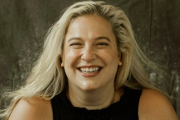 Alice Caymmi em foto. Ela é loira, está sorrindo e usa regata preta - Metrópoles