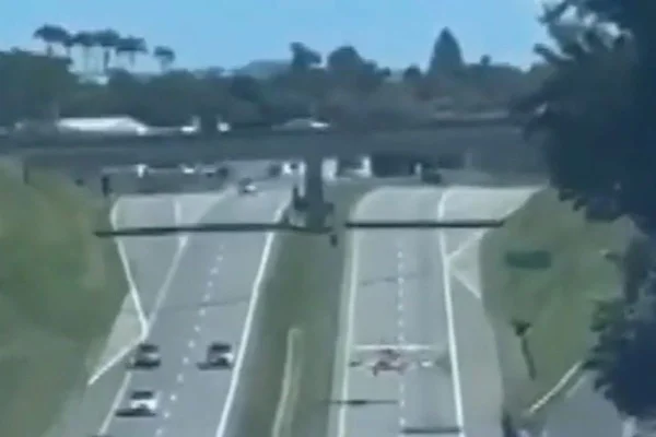 Imagem colorida mostra avião de pequeno porte pousando em rodovia no interior de São Paulo - Metrópoles