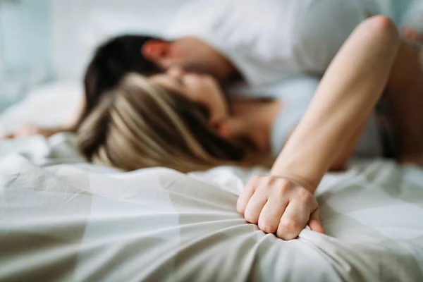 Casal fazendo sexo na cama - Metrópoles