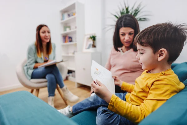 Terapia de criança pequena e mãe grávida com psicologia educacional. Terapia mental infantil. Metrópoles