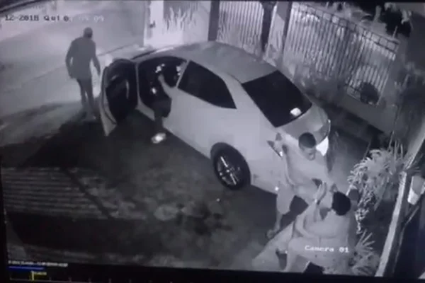 Assaltantes armados invadem casa e roubam morador no Lago Sul