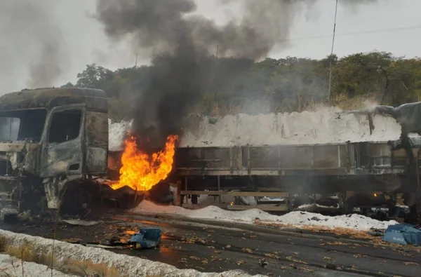 carreta pega fogo em acidente motorista morre Salinas-MG