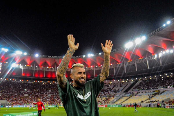 Apresentado, Vidal convoca torcida do Flamengo a usar moicano; veja