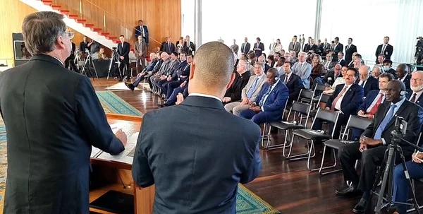 Presidente Jair Bolsonaro em reunião com embaixadores sobre o sistema eleitoral brasileiro