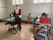 E fez uma visita emocionante a um hospital E fez uma visita emocionante a um hospital