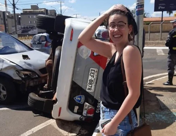 Na estreia da habilitação, jovem bate carro em viatura da PM