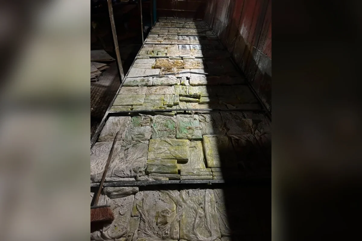 O condutor recebeu voz de prisão e foi encaminhado, juntamente com o caminhão e a droga apreendida, à Delegacia da Polícia Federal em Guaíra (PR) O condutor recebeu voz de prisão e foi encaminhado, juntamente com o caminhão e a droga apreendida, à Delegacia da Polícia Federal em Guaíra (PR)