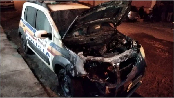 Foto colorida de carro com capô destruído por chamas