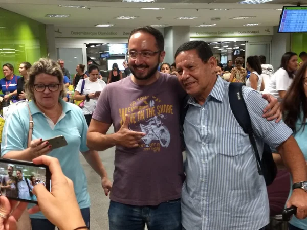 Vice de Bolsonaro aposta em vitória tranquila: “Vai ser 60 a 40”
