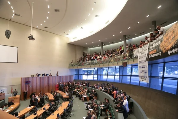Dia de babado, confusão e gritaria com Legislativo no olho do furacão