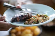 O restaurante é conhecido pelos cortes nobres na grelha — picanha, ancho, fraldinha — símbolos de uma cultura de churrasco que veio sobretudo do Sul e do Sudeste O restaurante é conhecido pelos cortes nobres na grelha — picanha, ancho, fraldinha — símbolos de uma cultura de churrasco que veio sobretudo do Sul e do Sudeste