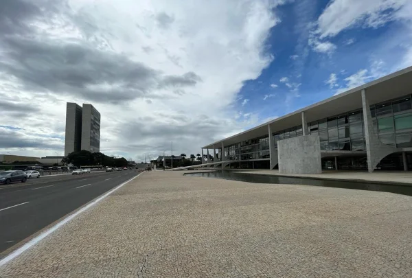 Imagem colorida da Esplanada dos Ministérios