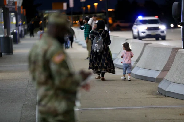 Famílias de refugiados afegãos fogem de Cabul pelo Aeroporto Internacional Washington Dulles