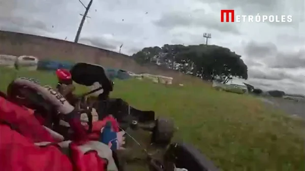 Imagem colorida de um volante de kart quebrado que causou acidente no Guará- Metrópoles