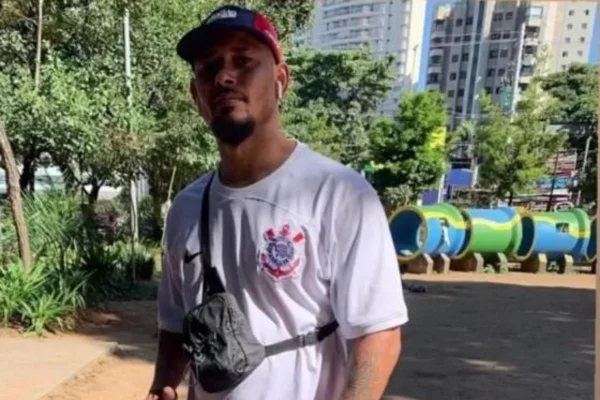 Foto colorida de homem morto após ameaçar cunhado policial em Guarulhos.