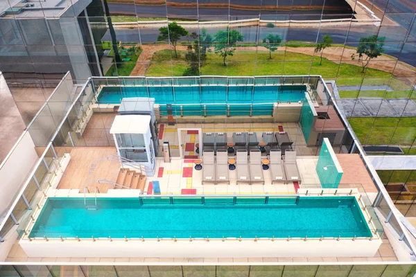 Fotografia colorida mostrando área de piscina adaptada para PCD-Metrópoles