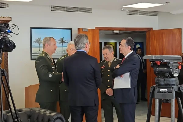 Ministro Luís Roberto Barroso e o comandante do Exército, no STF
