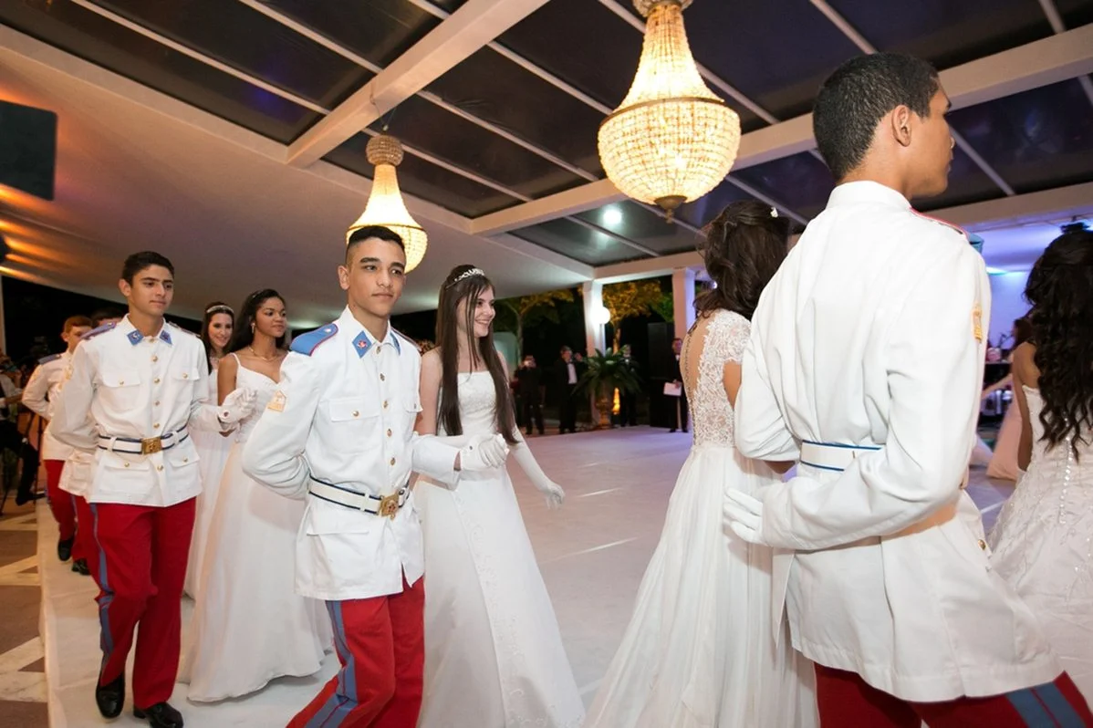 Debutantes dançam com cadetes do Colégio Militar de Brasília Debutantes dançam com cadetes do Colégio Militar de Brasília