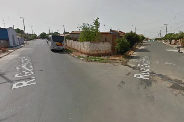 Imagem colorida de cruzamento onde mulher de 65 anos foi executada após denunciar um esquema de tráfico de drogas. Metrópoles
