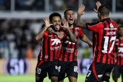 Jogadores do Vitória comemorando gol diante do Santos na Vila Belmiro Jogadores do Vitória comemorando gol diante do Santos na Vila Belmiro