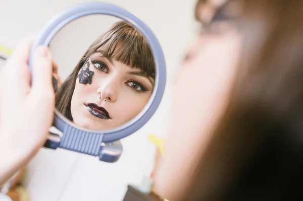 Ana Lima trabalha texturas em maquiagens de Halloween
